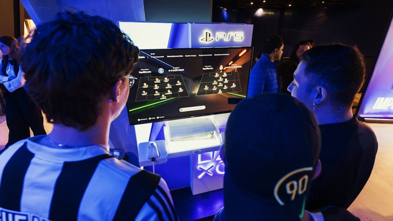 Screenshot of the GameHub community forums, showing active discussion threads for various popular games