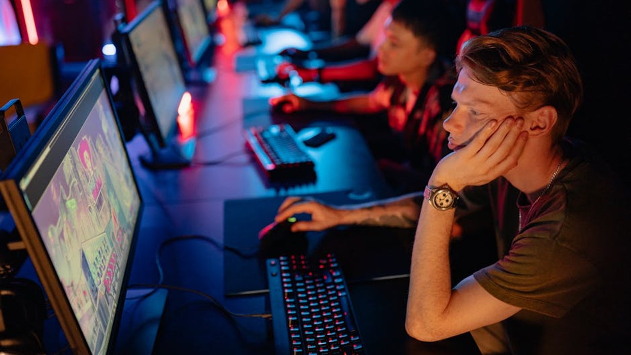 Diagram showing how crowdfunding from in-game purchases contributes to an esports prize pool